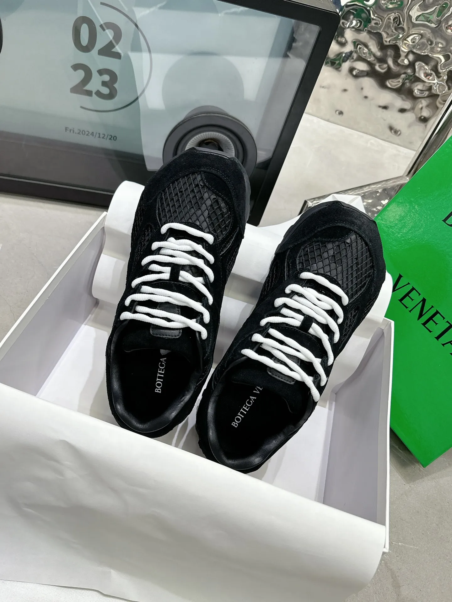 👟👟Ex-factory price 560👟👟 Men ➕20 💰𝐁𝐨𝐭𝐭𝐞𝐠𝐚 𝐕𝐞𝐧𝐞𝐭𝐚 Bodie Home Couple Style 👫BV Sports Shoes Wang Yibo Same Style Casual shoes for couples and dad shoes! Runner sneakers! Original purchase and development! Made of original lightweight technical mesh fabric, the same as the original version! The process is complicated! Paired with a geometric pattern designed rubber outsole, the higher version of the Wang Zha series is actually much taller, but the legs still look slim. Very nice. Durable and durable to play with, standard and version-matching shoe-packing technology. Look for high-end versions. The original outsole is exclusively molded, and the color-blocked TPU outsole is used. The material and weight are the same as the original! Size: Women’s size 35-41 (40 and 41 customized, non-refundable) Men’s size 39-45 (45 customized, non-refundable)